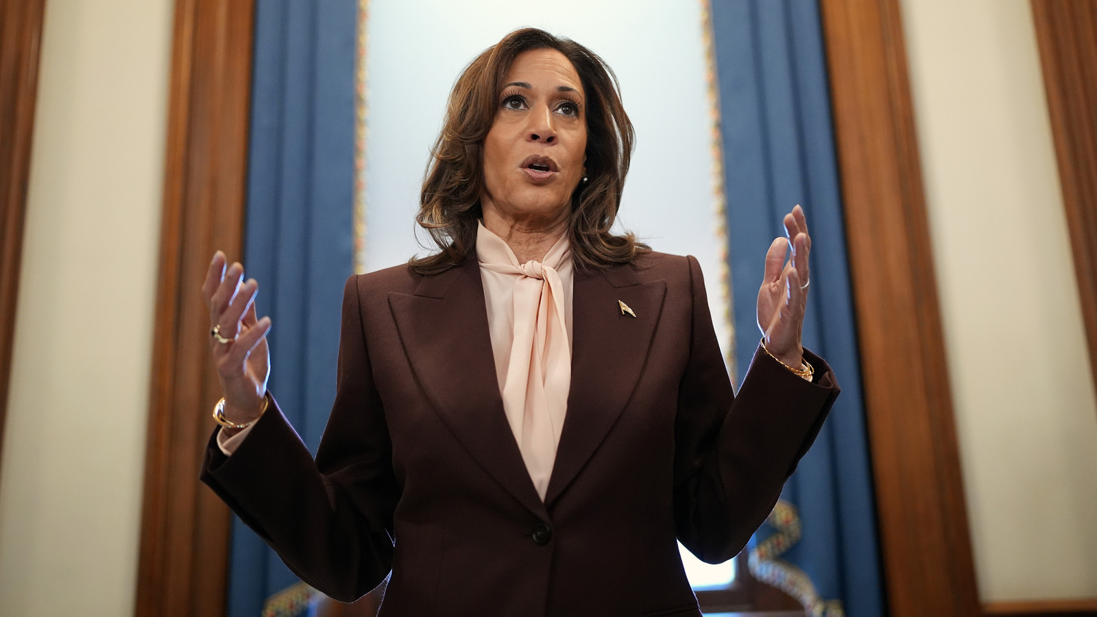 卡馬拉·哈里斯（Kamala Harris）在復活節上放棄了她的簽名長褲套件，並釘了2025年最熱的顏色趨勢