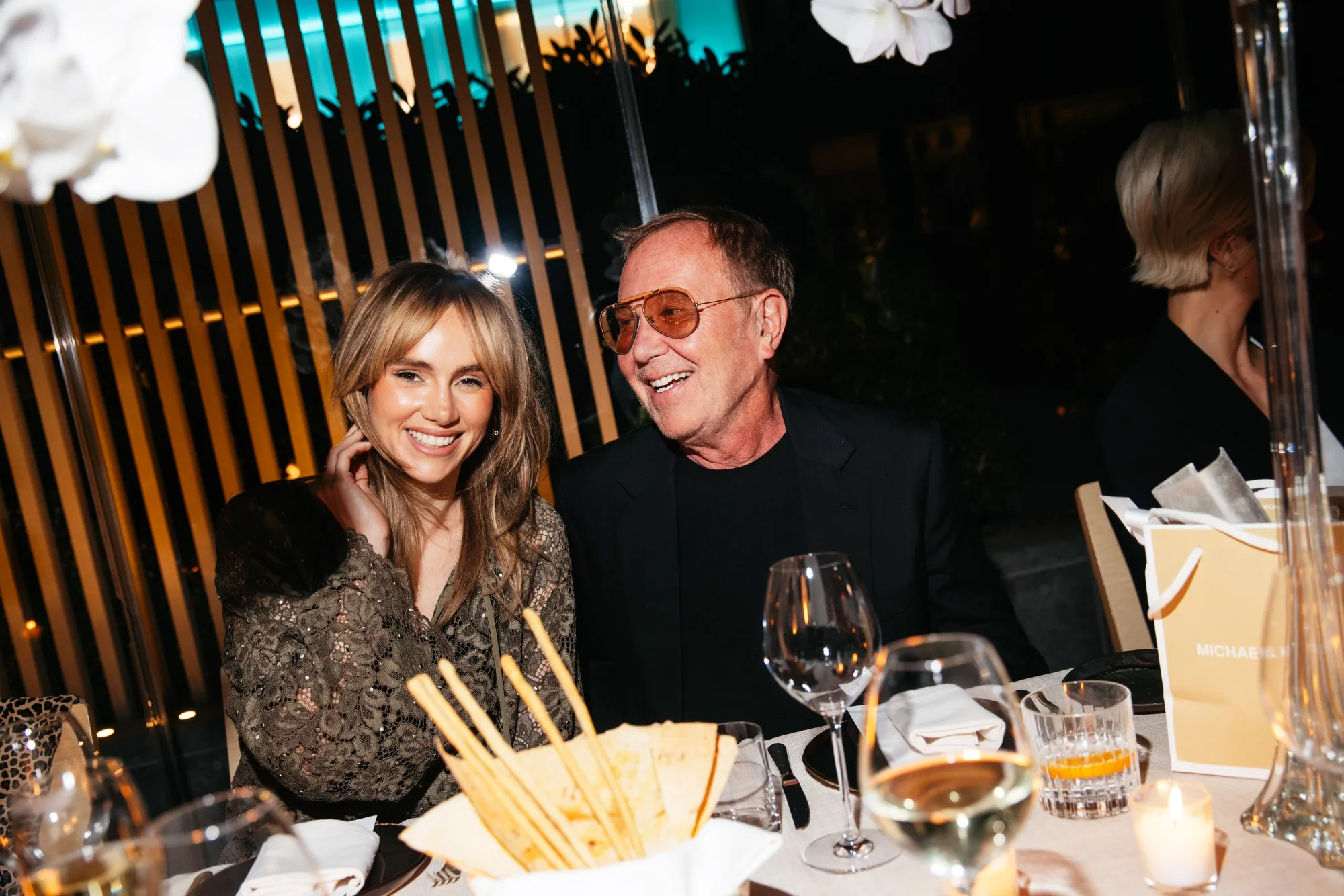 邁克爾·科爾斯（Michael Kors）與競選明星蘇基·沃特豪斯（Suki Waterhouse）等慶祝亞馬遜發射