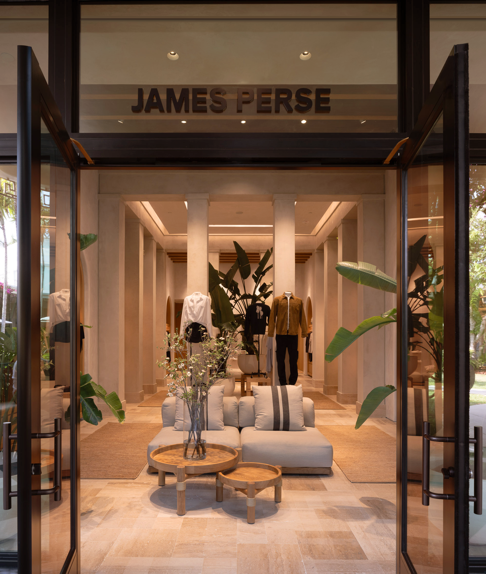 詹姆斯·珀斯（James Perse）在棕櫚灘開設了皇家龐氏廣場的新商店
